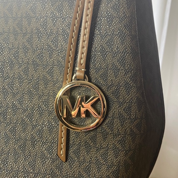 Michael Kors Large Shoulder Bag - Picture 4 of 8